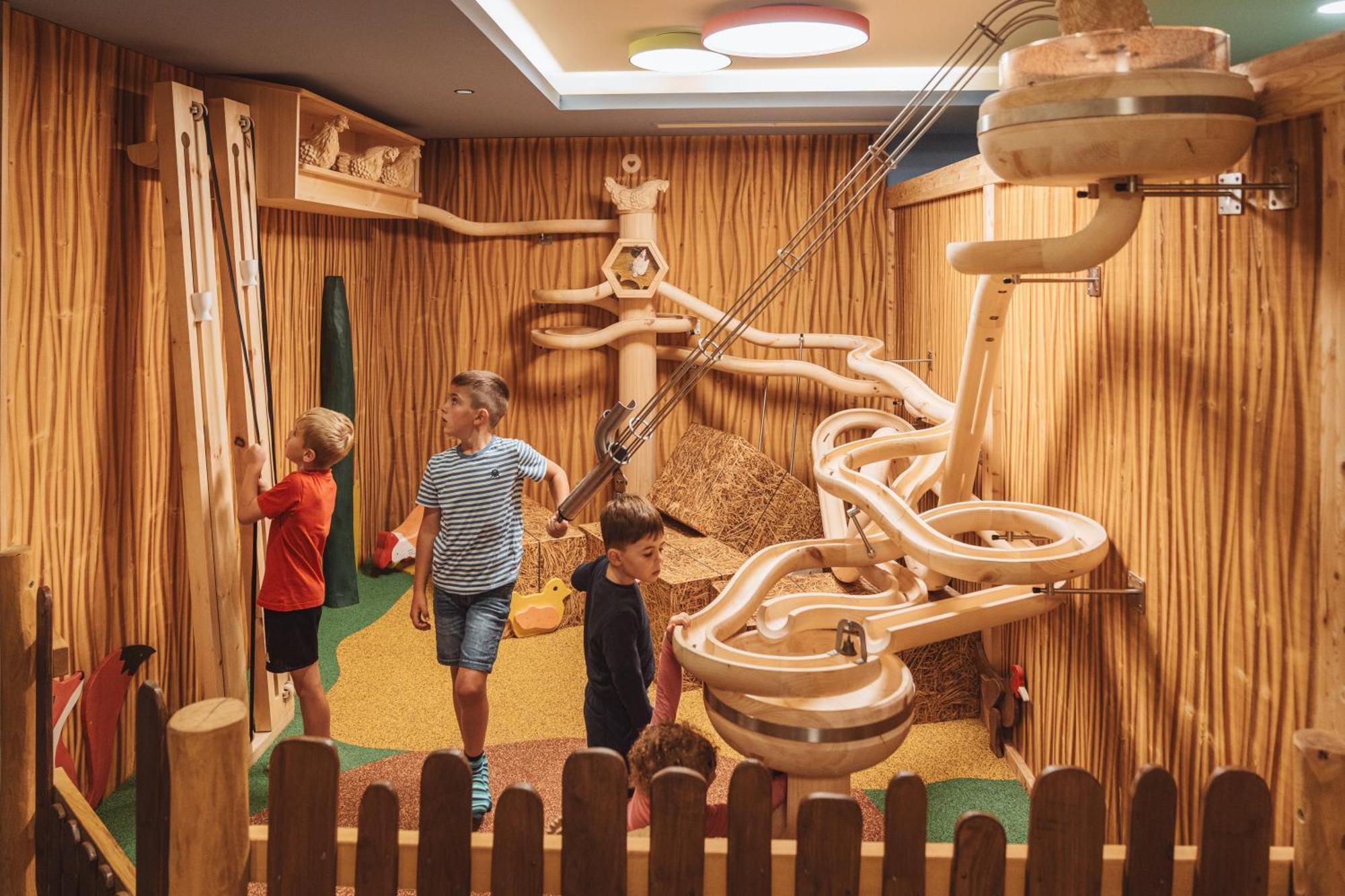 Familienhotel Huber 瓦勒斯 外观 照片